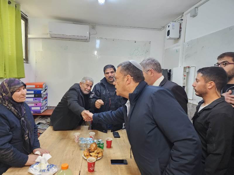 رئيس بلدية القدس "موشيه ليئون" يزور مخيم شعفاط-2