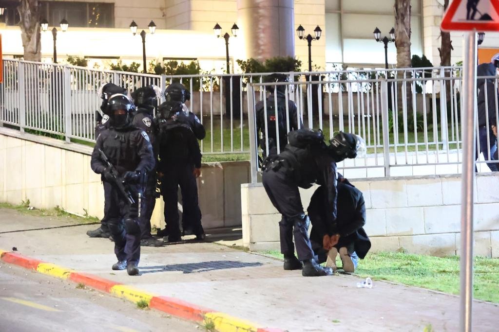 الشرطة: اعتقلنا 12 شابًا في البلدات العربية بمظاهرات الأمس-0