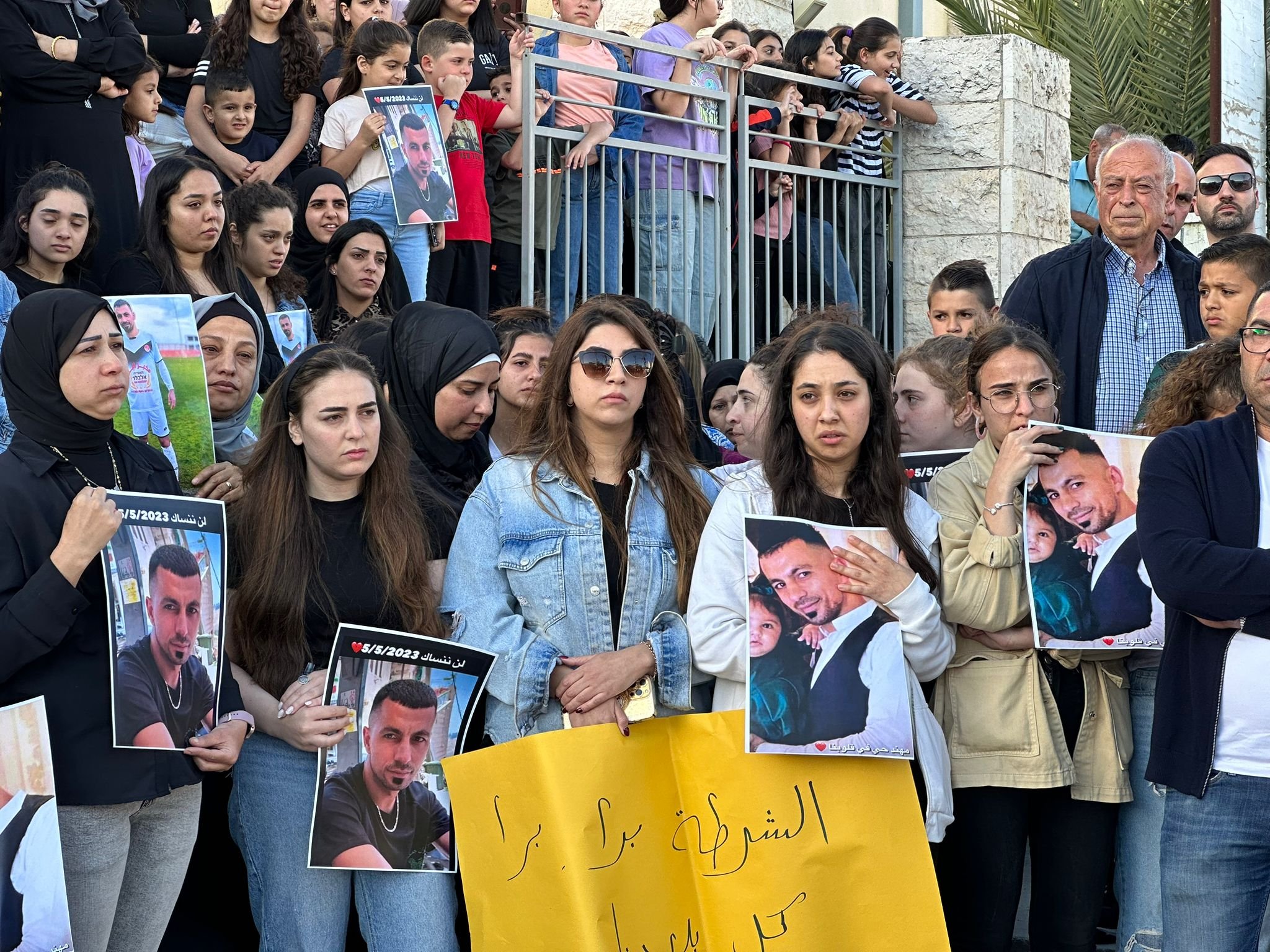 مباشر، عين ماهل: المئات في وقفة احتجاجية استنكارا وغضباً على مقتل الشاب مهند شلبي-2