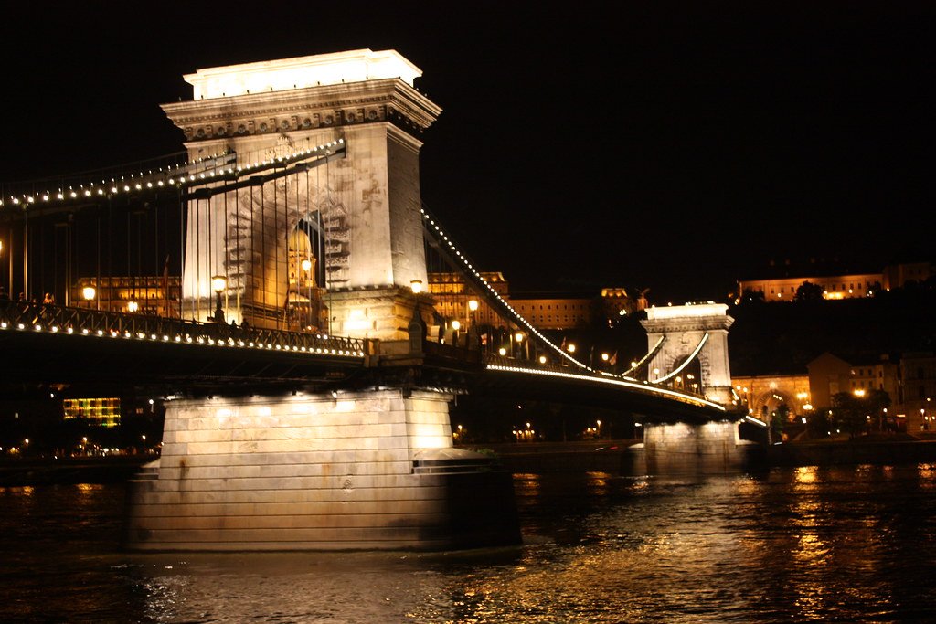 جسر السلسة المعلق تحفة معمارية تصل بين طرفي بودابست-2