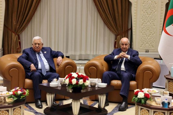 الرئيس عباس يلتقي هنية في الجزائر-0