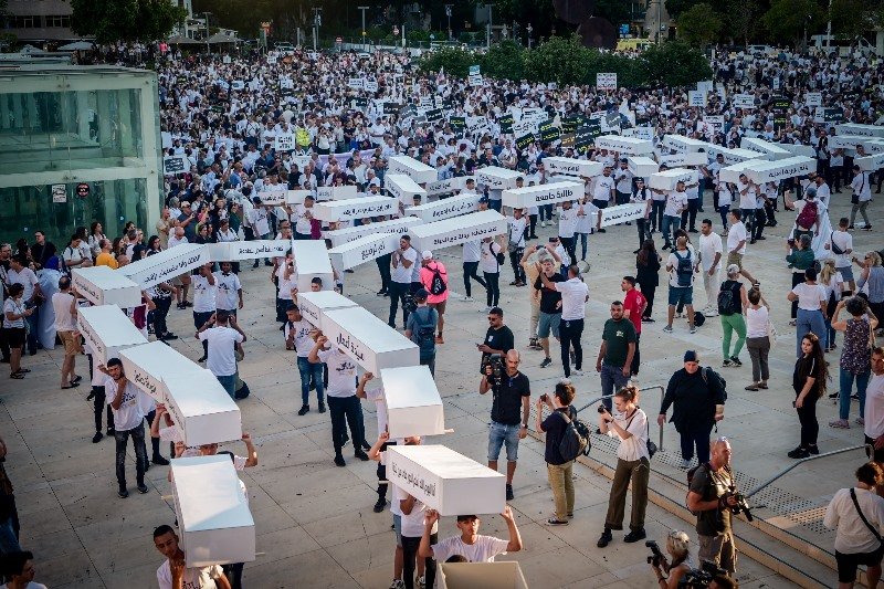 بمشاركة جماهيرية واسعة: تل ابيب تشهد "مسيرة الأموات" الحاشدة ضد العنف والجريمة-0
