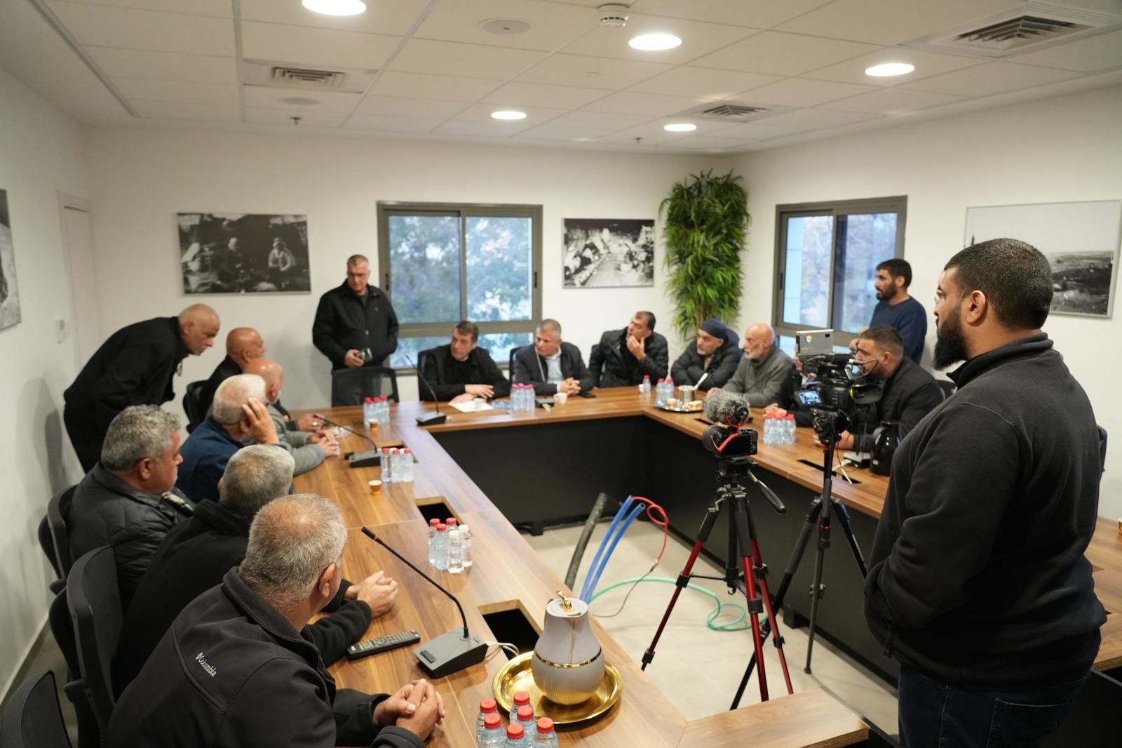 صرخات وكلمات غاضبة باجتماع الرؤساء في بير المكسور وقرار لجنازة مشتركة ومظاهرة ضخمة غدًا-0