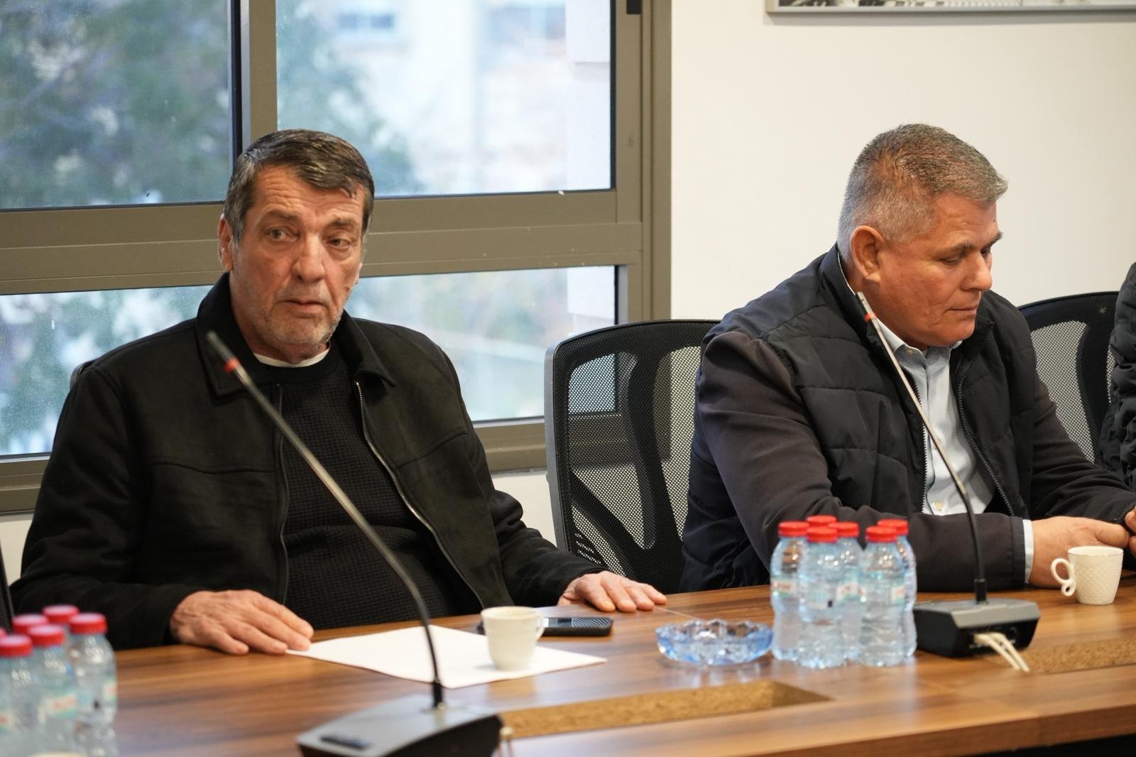 صرخات وكلمات غاضبة باجتماع الرؤساء في بير المكسور وقرار لجنازة مشتركة ومظاهرة ضخمة غدًا-1