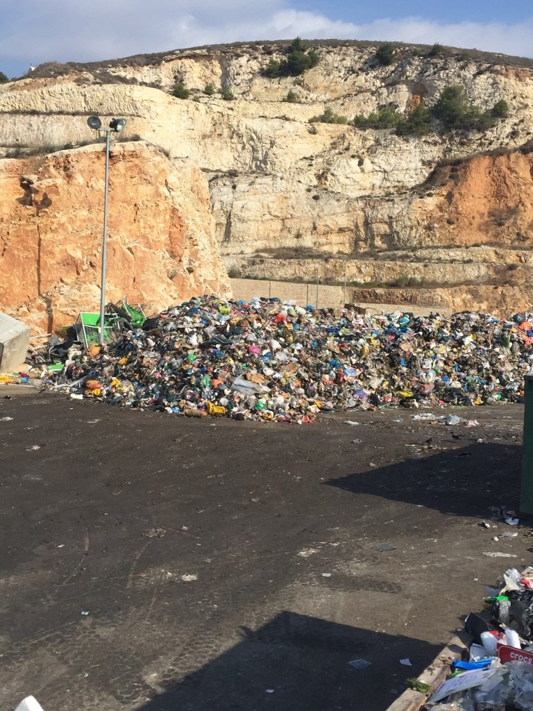 أهالي حي جبل حمودة في الناصرة يعانون من محطة تجميع النفايات القريبة من الحي-4