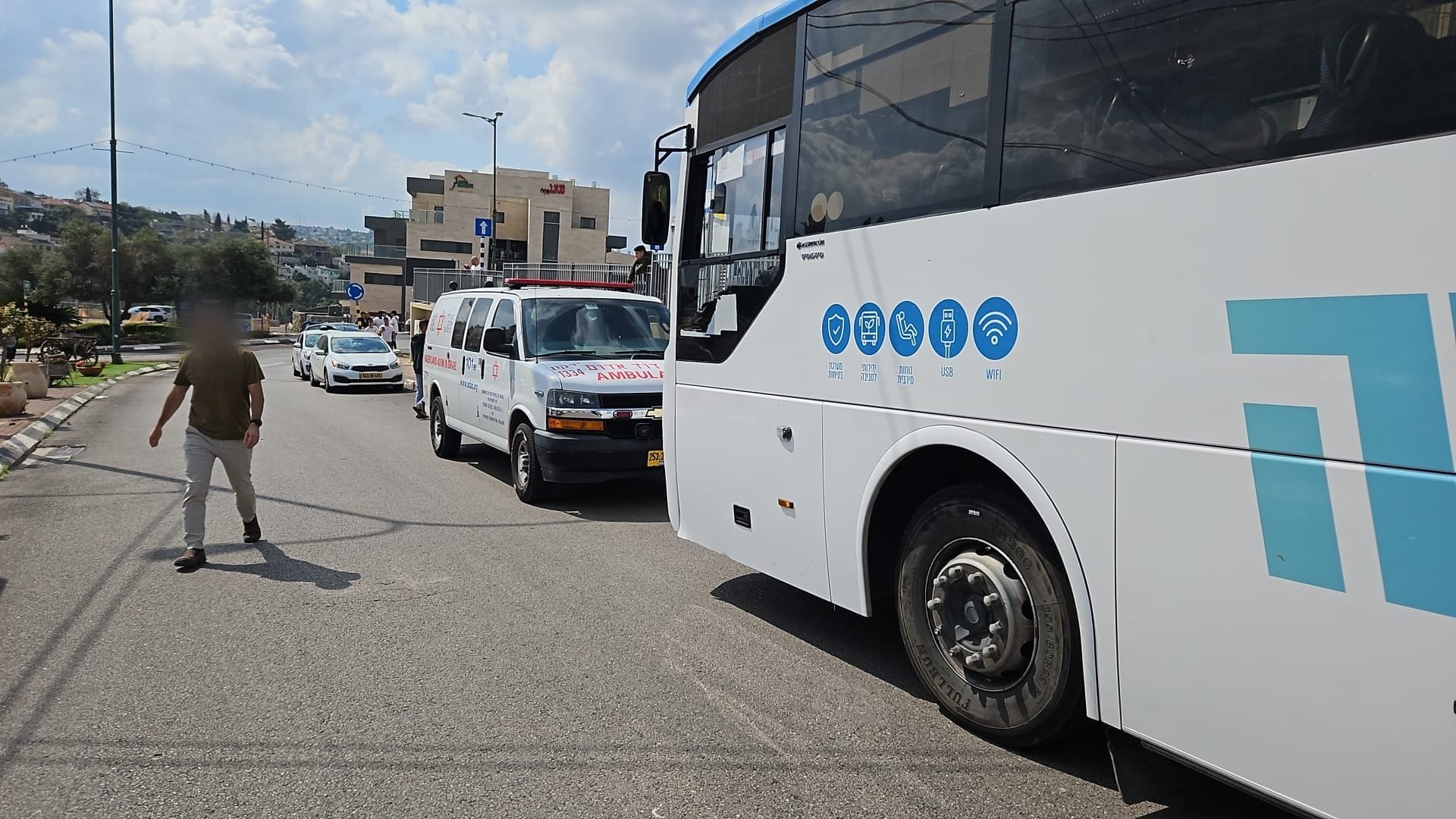 إصابتان بعملية إطلاق نار استهدفت حافلة مستوطنين في قلقيلية-1
