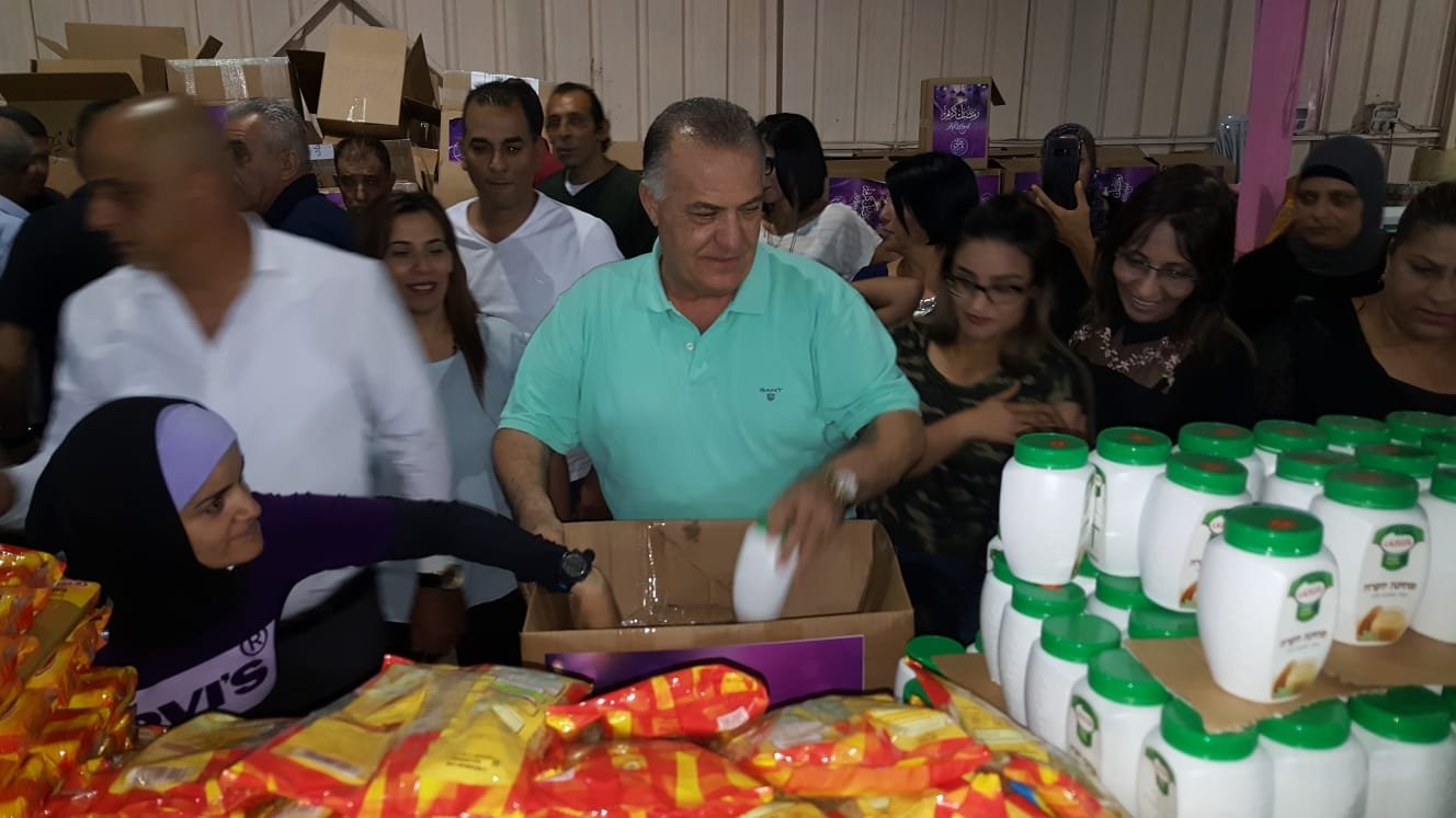 الناصرة: جمعية القلب الواحد توزع طرودا غذائية على العائلات المستورة بمناسبة عيد الفطر-8