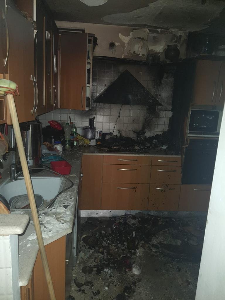 حيفا:اندلاع حريق في مبنى سكني، وانقاذ كلب وقطتين-0