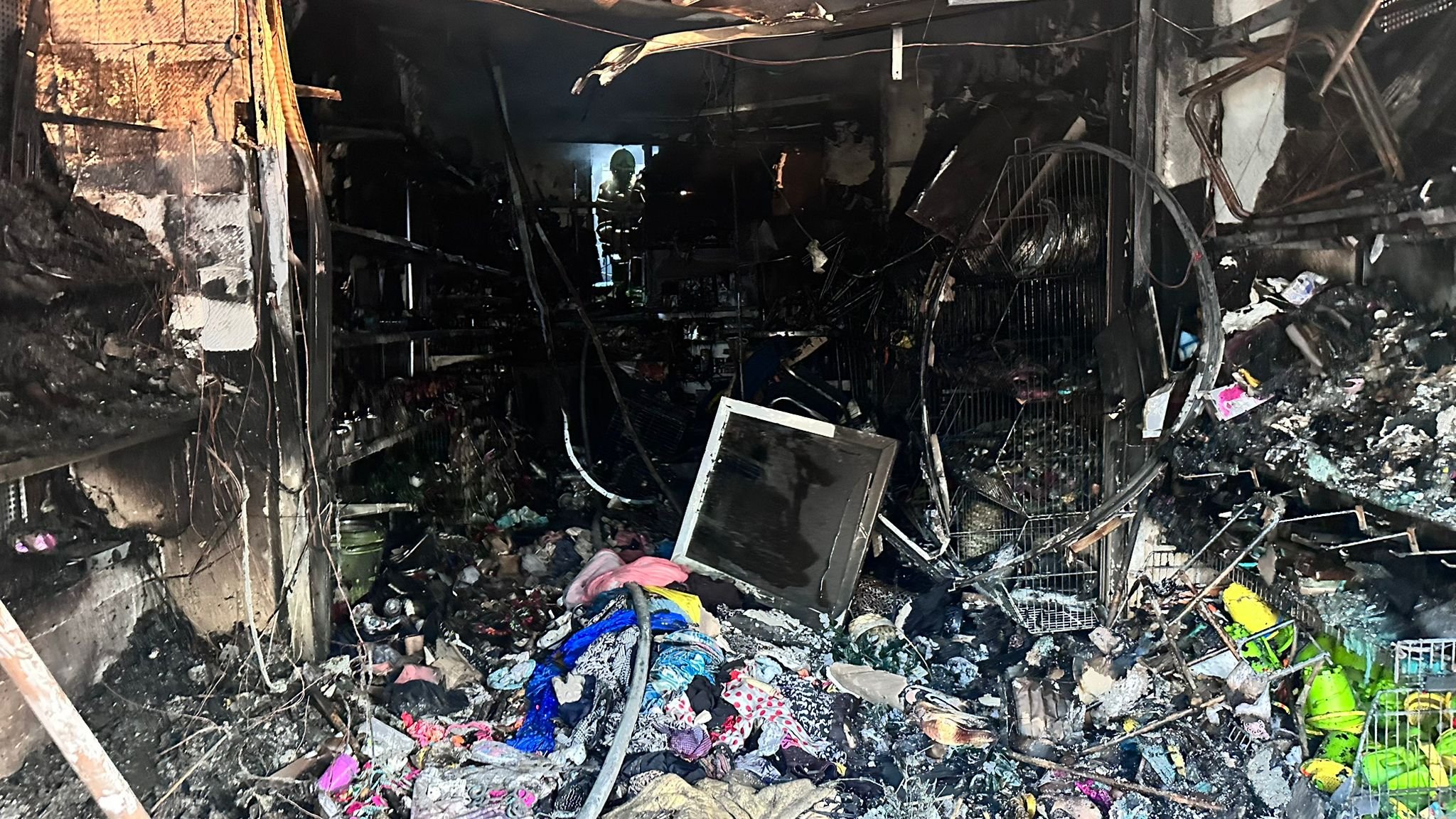 حيفا: اخماد حريق في حانوت للادوات المنزلية.-1