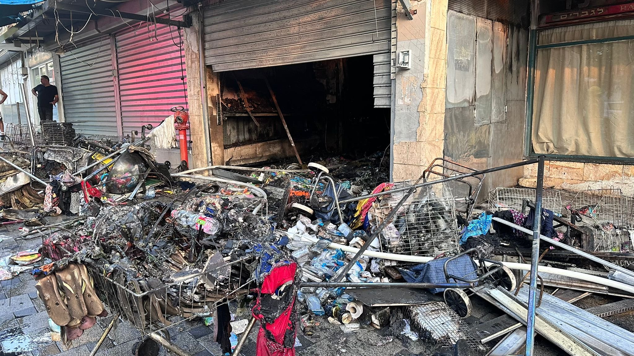 حيفا: اخماد حريق في حانوت للادوات المنزلية.-2