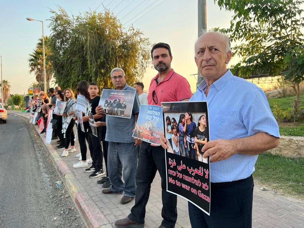 الطيبة: العشرات يشاركون في وقفه احتجاجيه تنديدًا بالعدوان على غزة-3