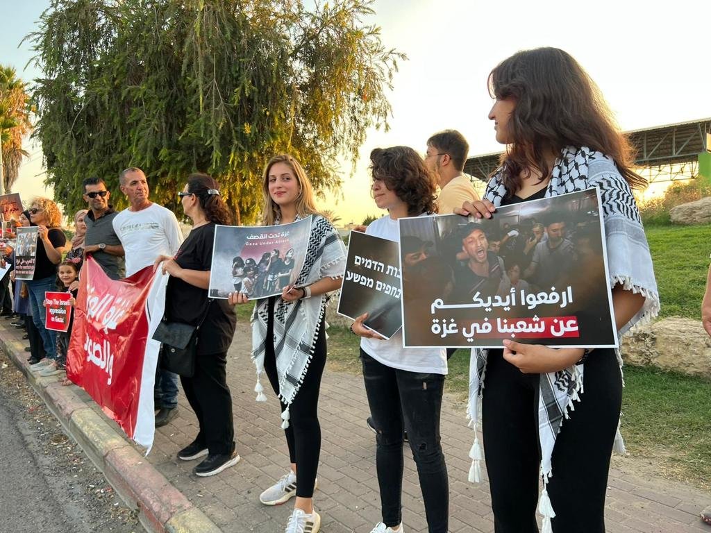الطيبة: العشرات يشاركون في وقفه احتجاجيه تنديدًا بالعدوان على غزة-4