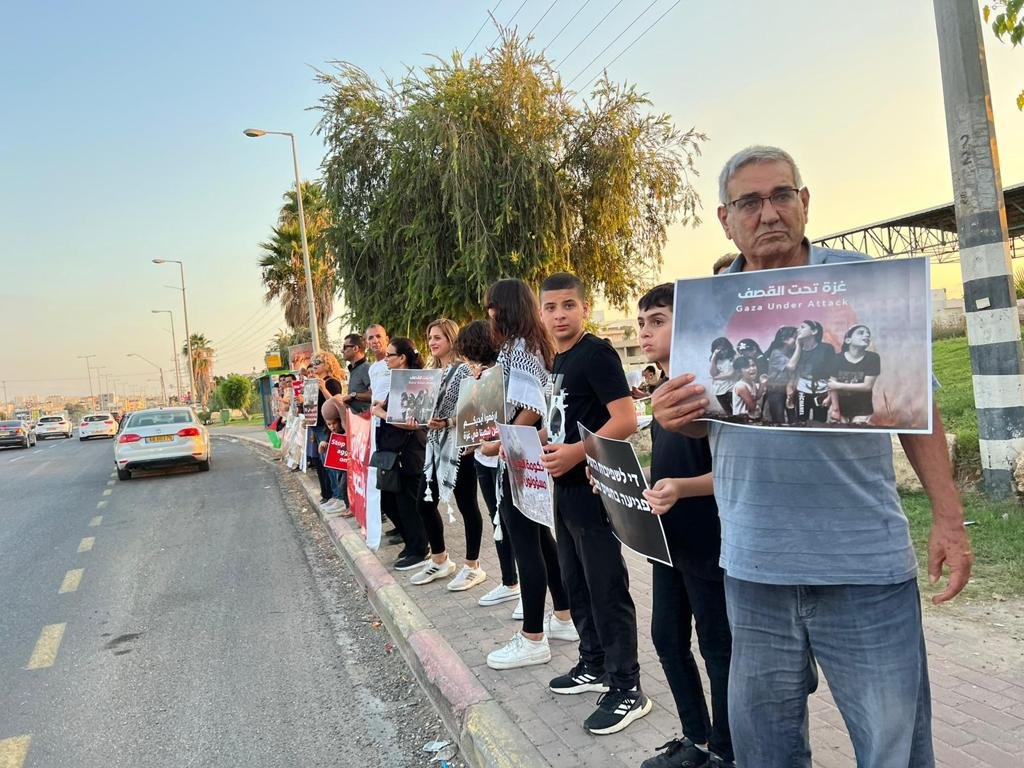 الطيبة: العشرات يشاركون في وقفه احتجاجيه تنديدًا بالعدوان على غزة-5