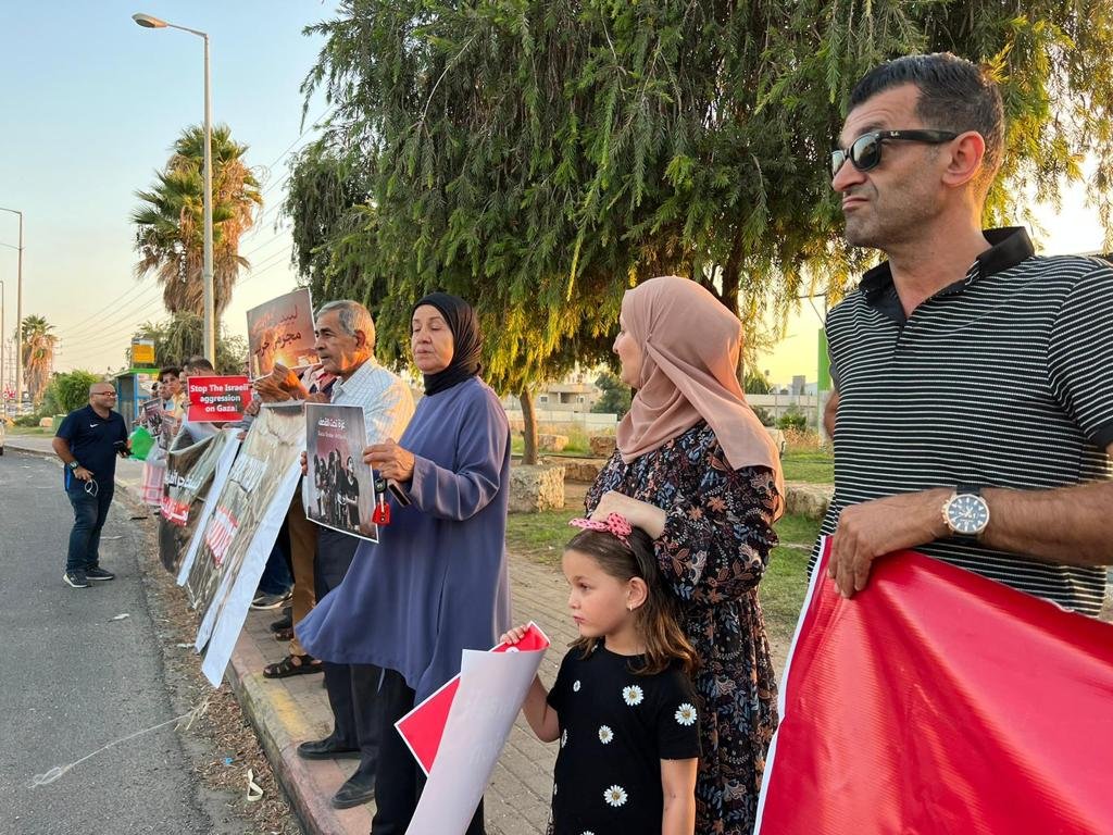الطيبة: العشرات يشاركون في وقفه احتجاجيه تنديدًا بالعدوان على غزة-6