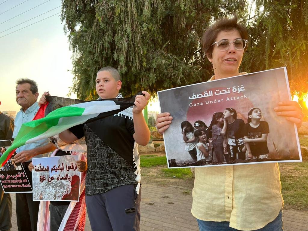الطيبة: العشرات يشاركون في وقفه احتجاجيه تنديدًا بالعدوان على غزة-7