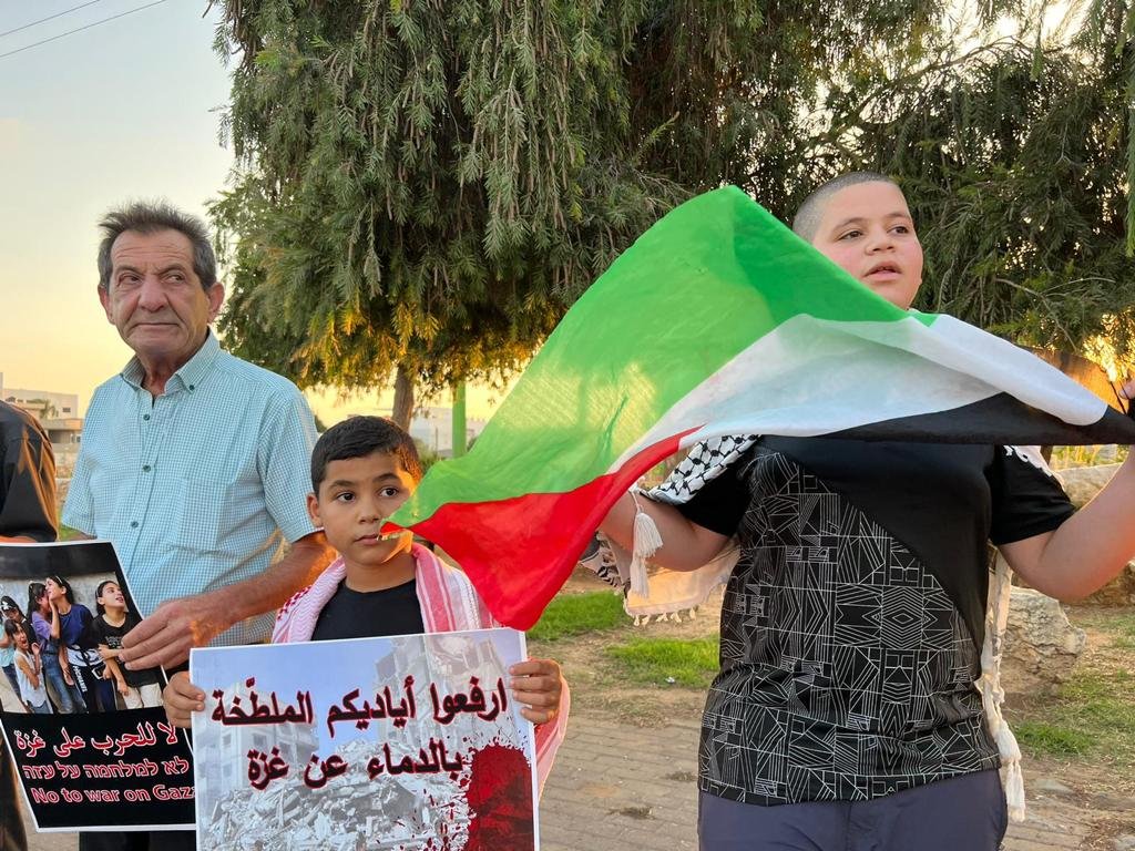 الطيبة: العشرات يشاركون في وقفه احتجاجيه تنديدًا بالعدوان على غزة-8