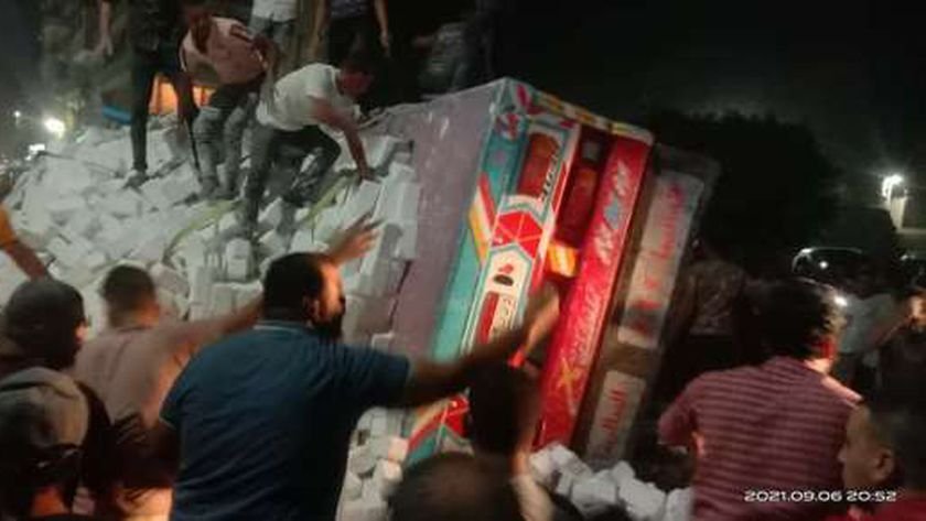 مصر..شاحنة محملة بالطوب تنقلب على "توك توك" وتتسبب في مصرع وإصابة 3 أشخاص-1