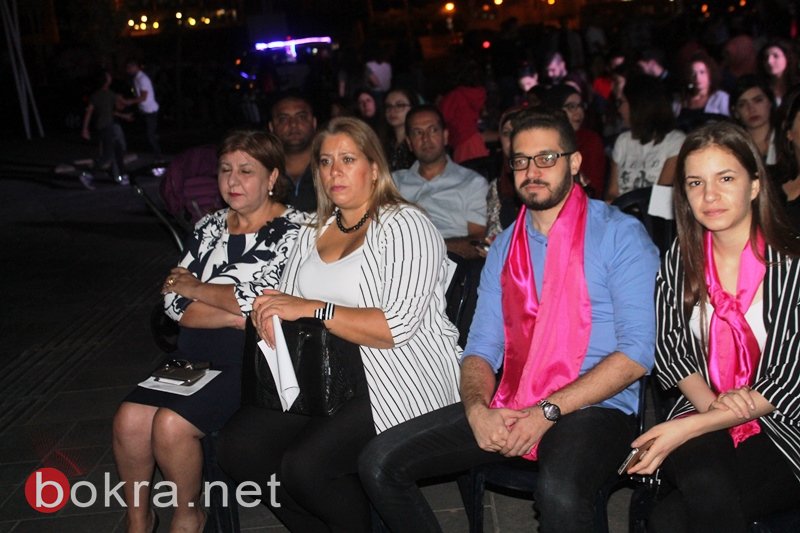 مؤسسة مريم تنطلق في سخنين وتضيء ساحة البلدية باللون الزهري-7
