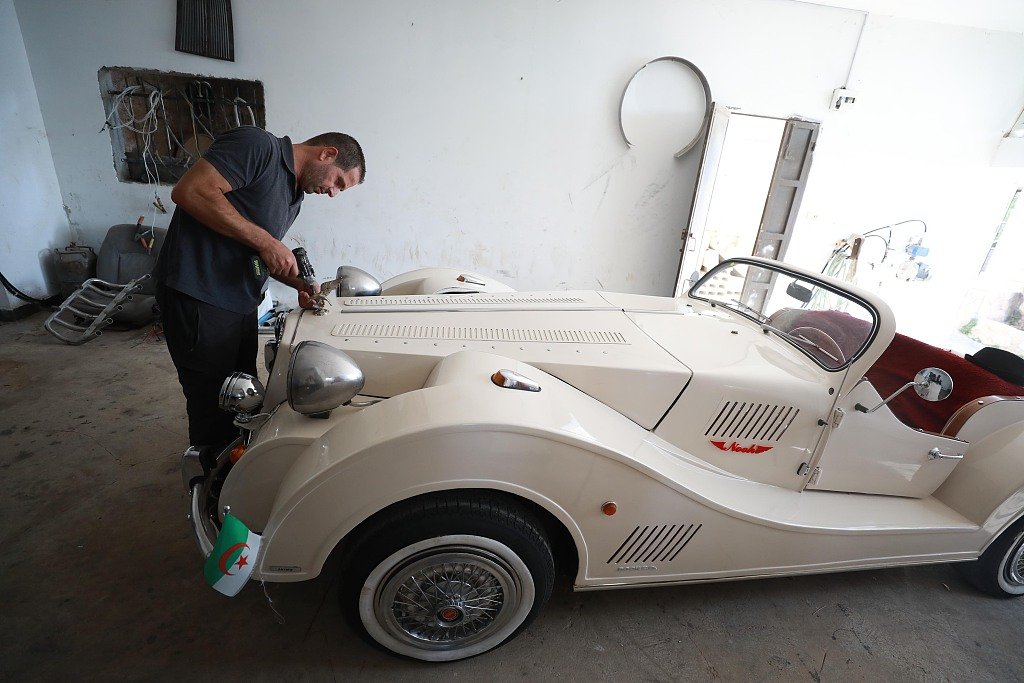 شاب من مدينة نابلس الفلسطينية يستطيع صناعة سيارة كلاسيكية نادرة-4