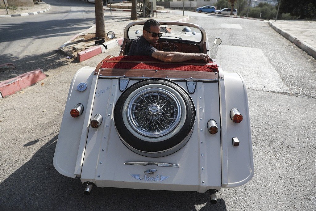 شاب من مدينة نابلس الفلسطينية يستطيع صناعة سيارة كلاسيكية نادرة-7