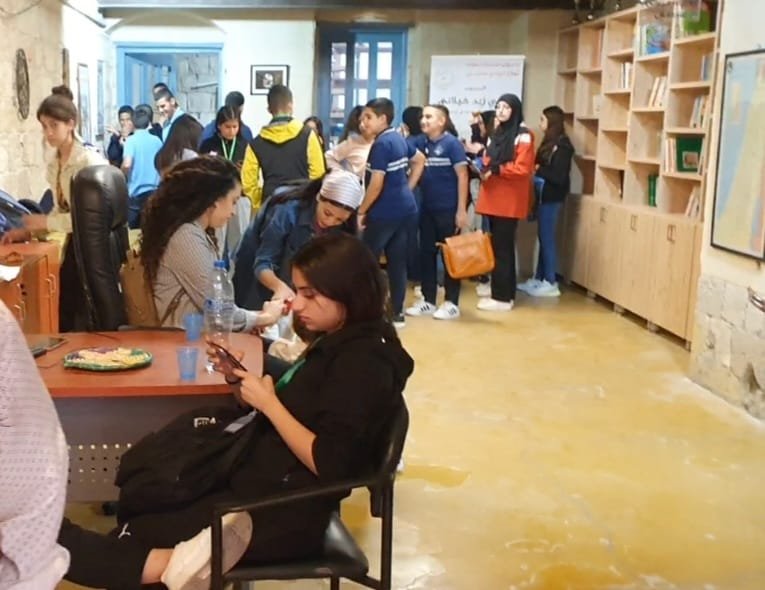 قص الشريط الاحمر في افتتاح مكتبة الزاهي للاطفال في الناصرة-6