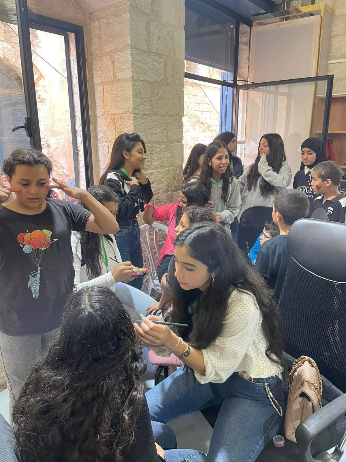 قص الشريط الاحمر في افتتاح مكتبة الزاهي للاطفال في الناصرة-13