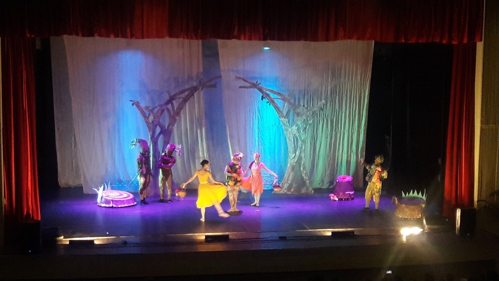  ضمن السلة الثقافية في بلدية شفاعمرو: أكثر من ألف طفل شفاعمري يشاهدون مسرحية "أسطورة الشجرة الصغيرة"-2