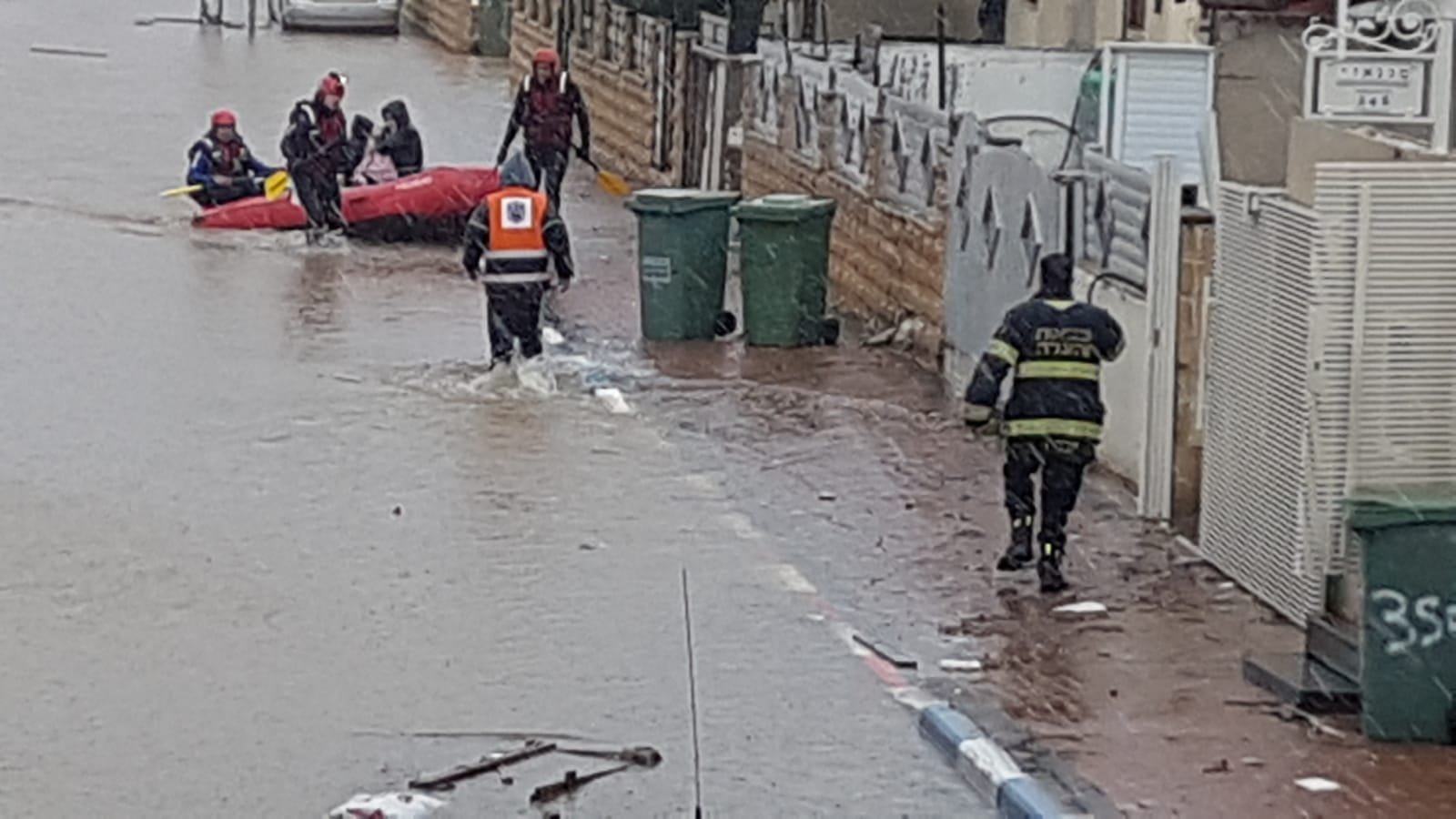 اغلاق شوارع وعشرات العالقين من الفيضانات بمركز البلاد .. وانهيار جدار في القدس-12