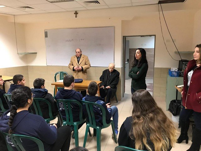 الشاعر سيمون عيلوطي يحاضر في مدرسة الفرنسيسكان في الناصرة-2