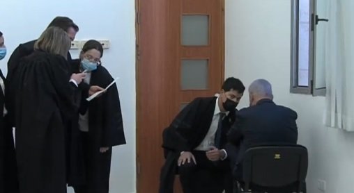 نتنياهو ينفي التهم الموجهة إليه وترك قاعة المحكمة-0