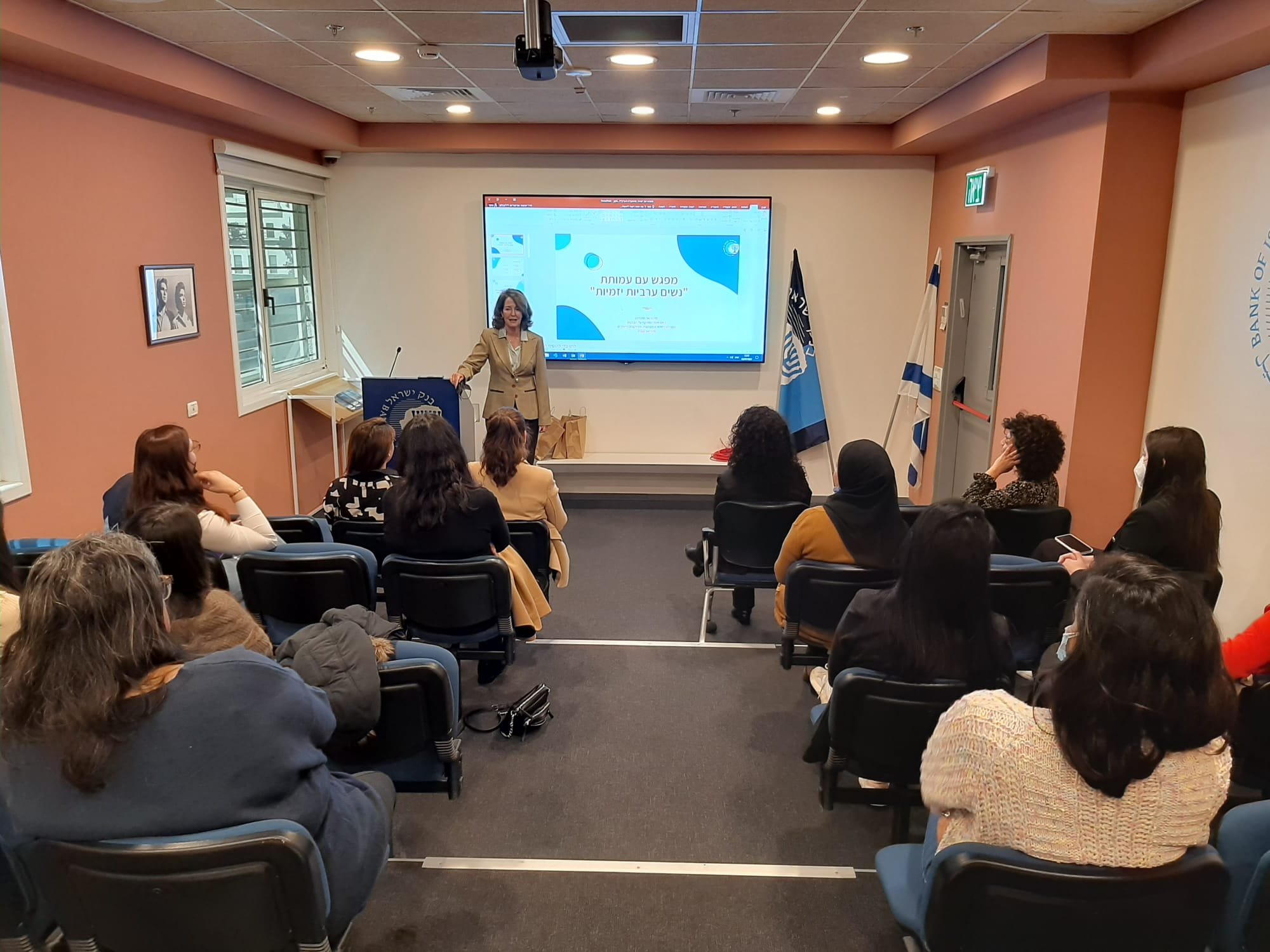 مجموعة نساء عربيّات رياديّات بزيارة لبنك إسرائيل-0