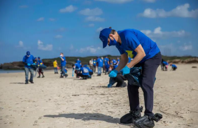 سفراء الاتحاد الاوروبي يشاركون بتنظيف شواطىء البلاد من التسرب النفطي-0