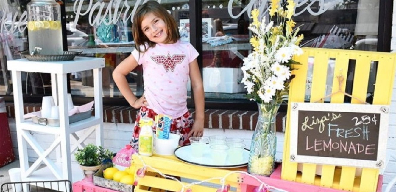 طفلة تبيع "الليموناضة" لتأمين كلفة علاجها!-2