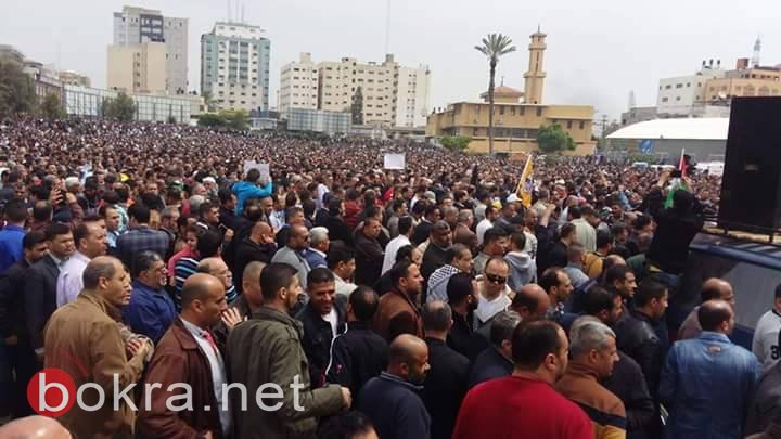 فيديو .. فلسطينيون يتظاهرون بغزة احتجاجا على قرار خفض رواتبهم ويطالبون بإقالة الحمد الله-0
