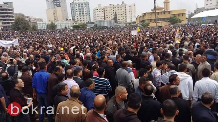 فيديو .. فلسطينيون يتظاهرون بغزة احتجاجا على قرار خفض رواتبهم ويطالبون بإقالة الحمد الله-3
