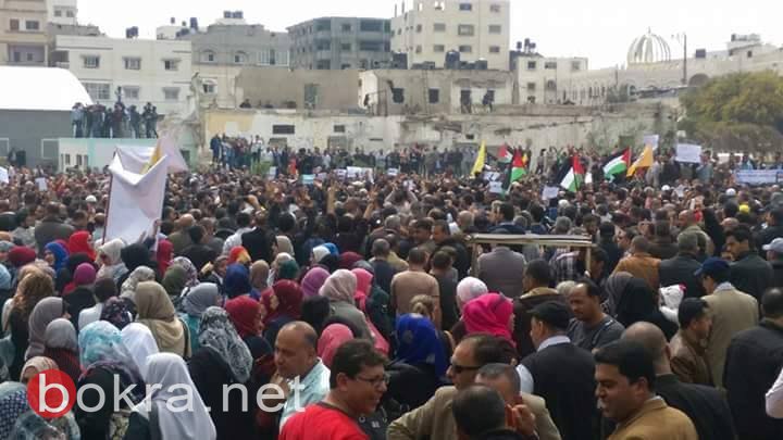 فيديو .. فلسطينيون يتظاهرون بغزة احتجاجا على قرار خفض رواتبهم ويطالبون بإقالة الحمد الله-15