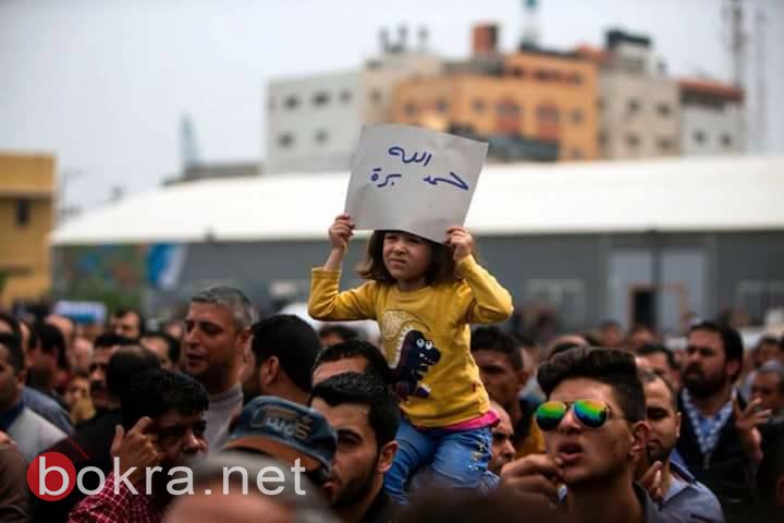 فيديو .. فلسطينيون يتظاهرون بغزة احتجاجا على قرار خفض رواتبهم ويطالبون بإقالة الحمد الله-17
