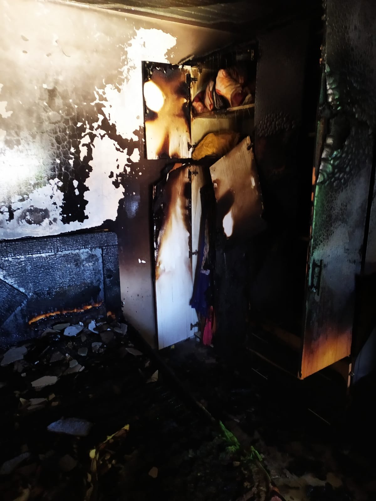 إصابة خطيرة لشابة اثر حريق هائل في منزلها بتل السبع-1