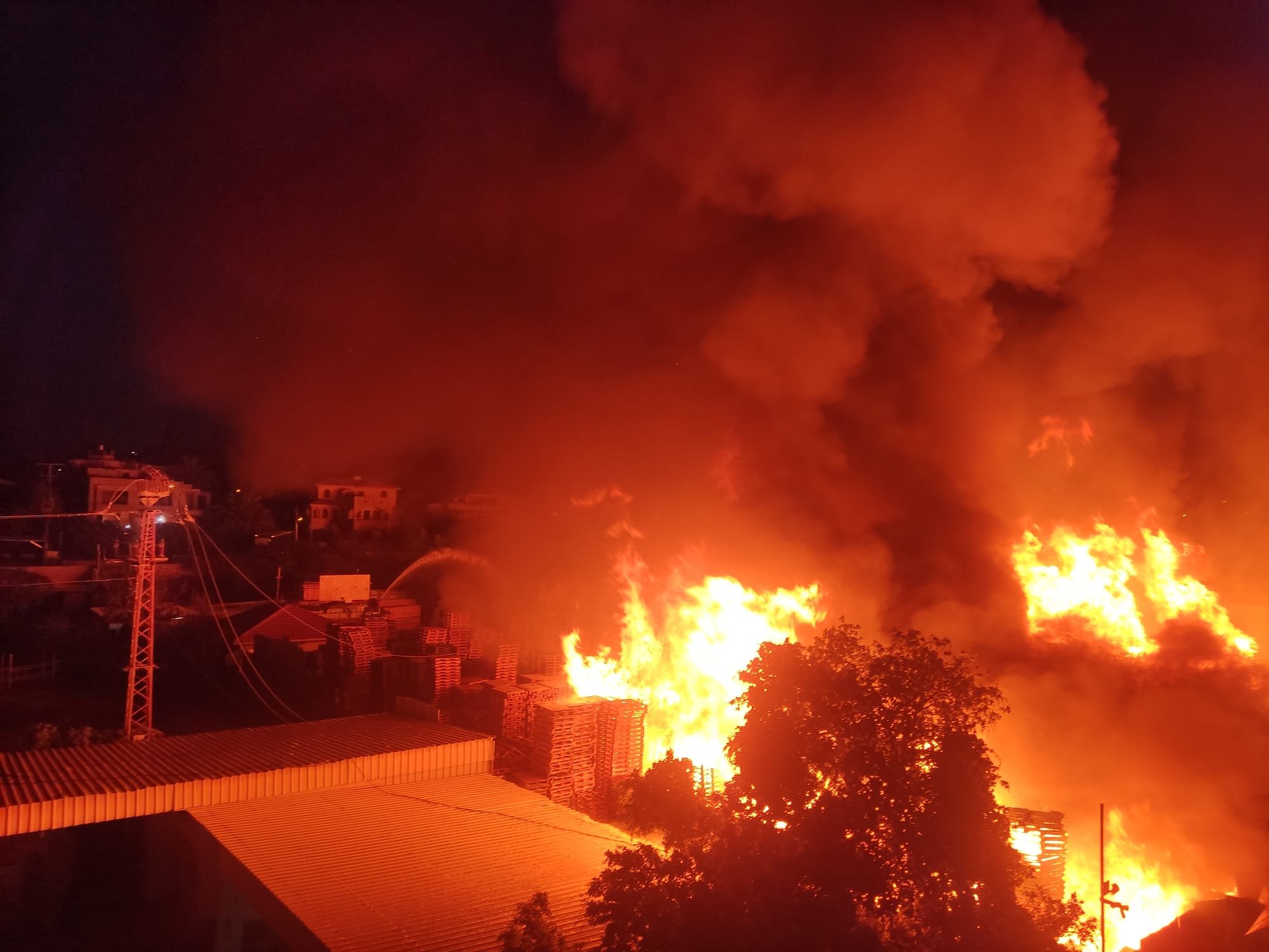 حريق هائل في مصنع بعرعرة وتشويشات مرورية بشارع 65-0