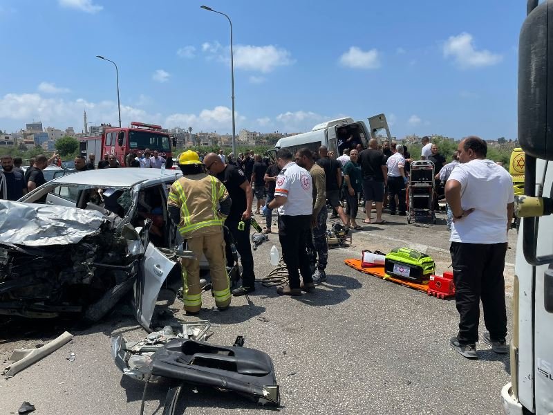 12 اصابة بينها خطيرة بحادث مروع بين حافلة ومركبة قرب جسر الزرقاء-0