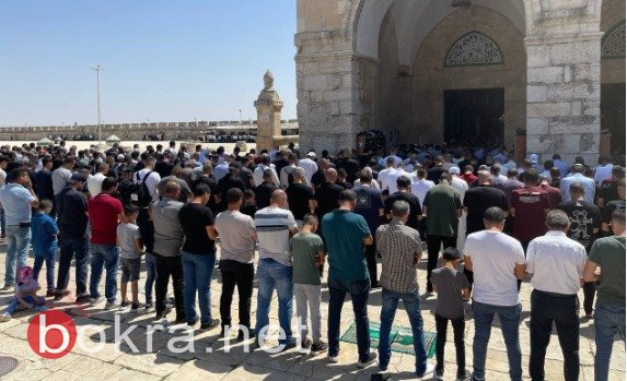عشرات الآلاف يؤدون صلاة الجمعة في المسجد الأقصى-1