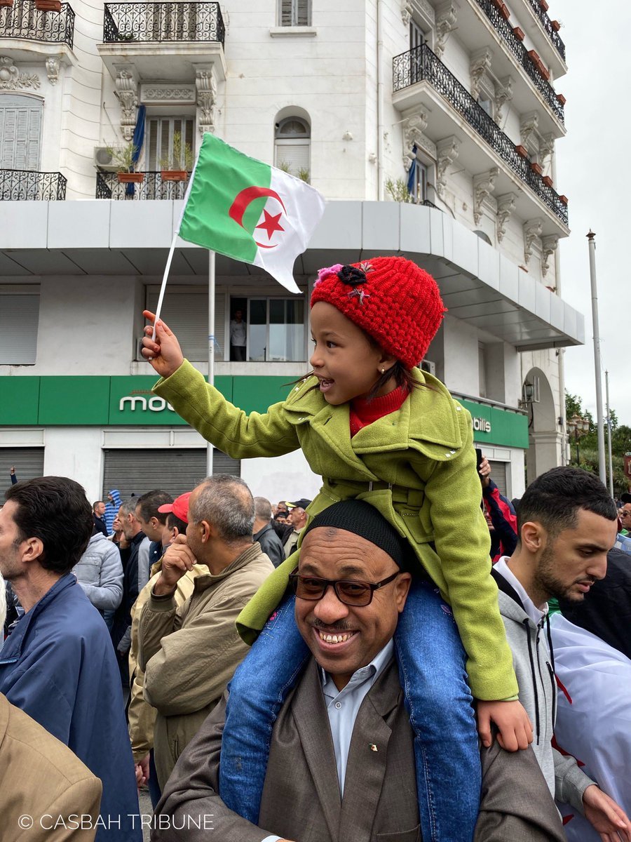 آلاف الجزائريين يتظاهرون في الجمعة الـ38-3
