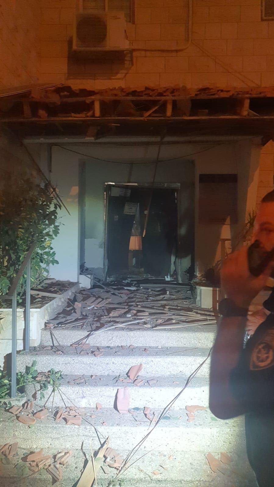 الناصرة: انفجار قنبلة صوت على مدخل "دائرة الصحة" وأضرار كبيرة للمبنى-3