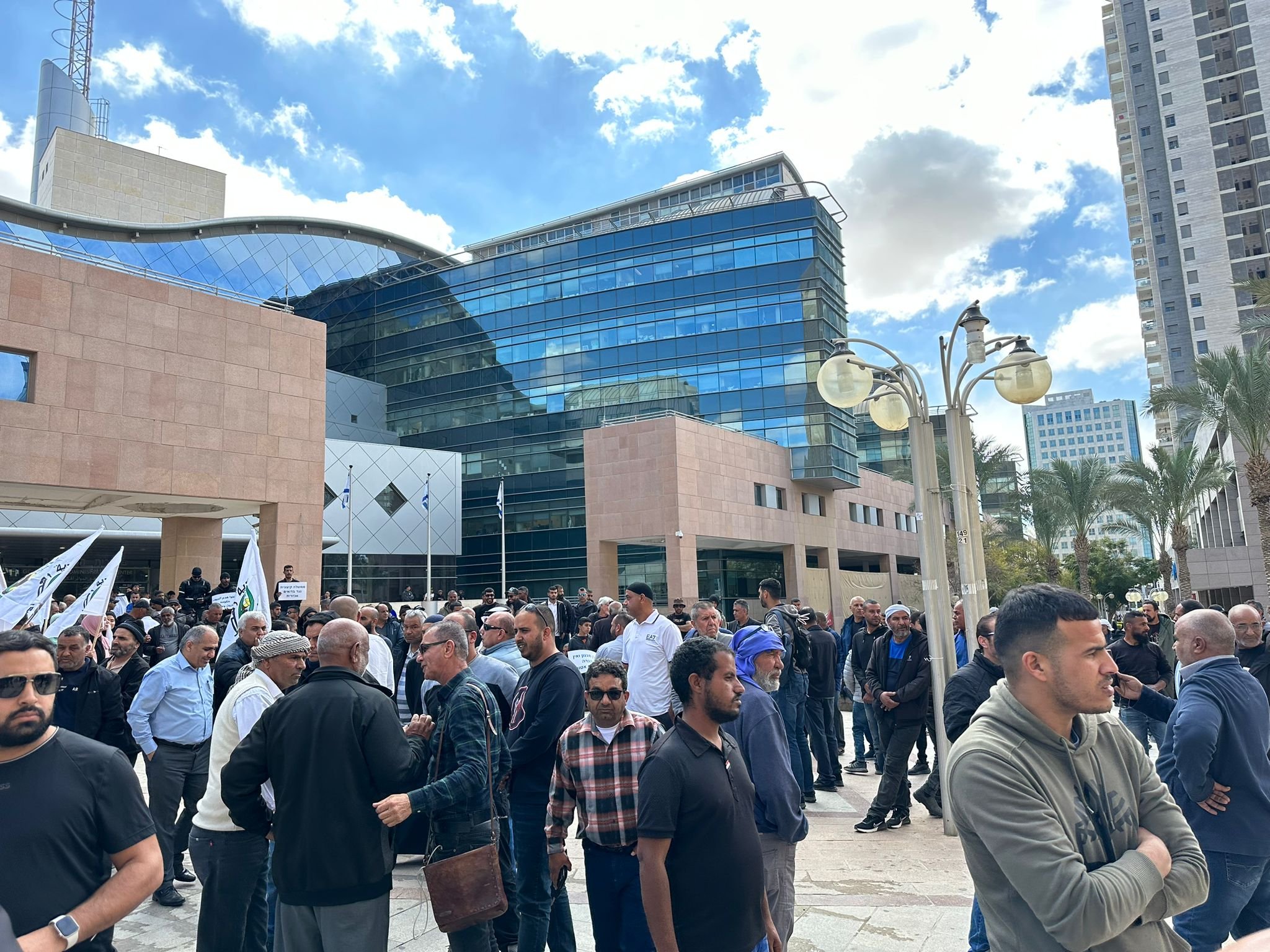 المئات من عرب النقب يتظاهرون أمام المكاتب الحكومية في بئر السبع احتجاجًا على الهدم-1