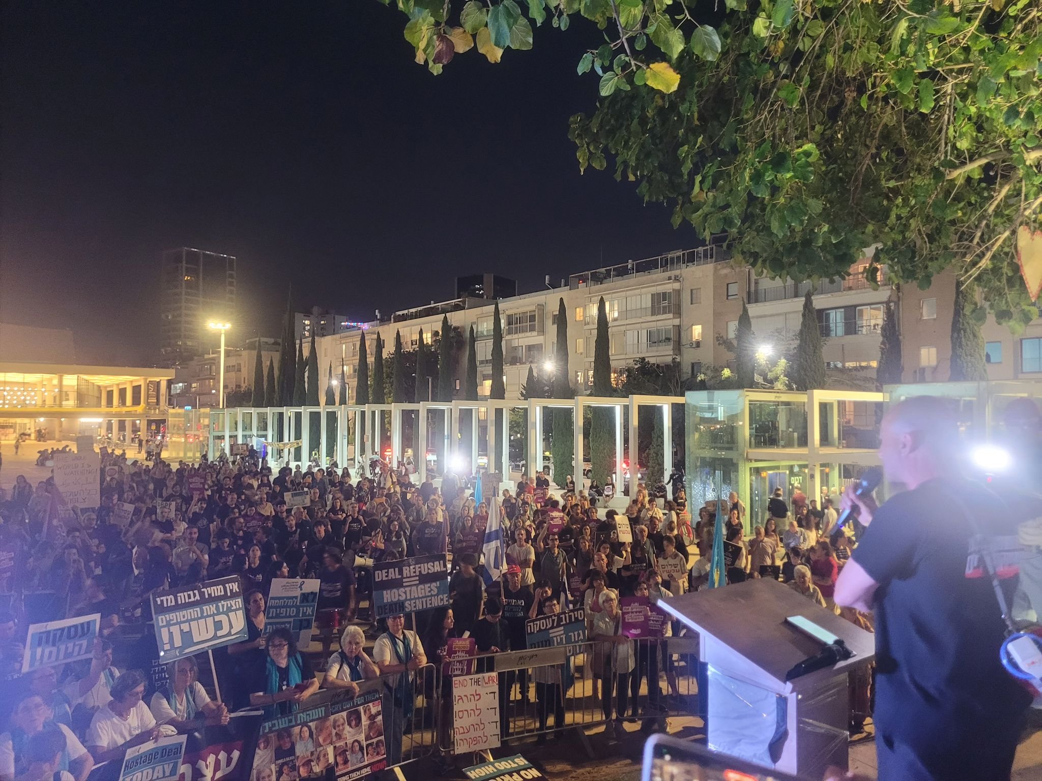 الآلاف في تل أبيب يطالبون بوقف الحرب وعقد صفقة بشكل فوري-0