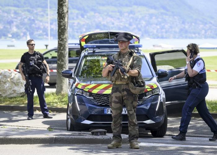 بالفيديو: حادث طعن جماعي في فرنسا: رجل يطعن أطفالا بسكين في منتزه بمدينة آنيسي-2