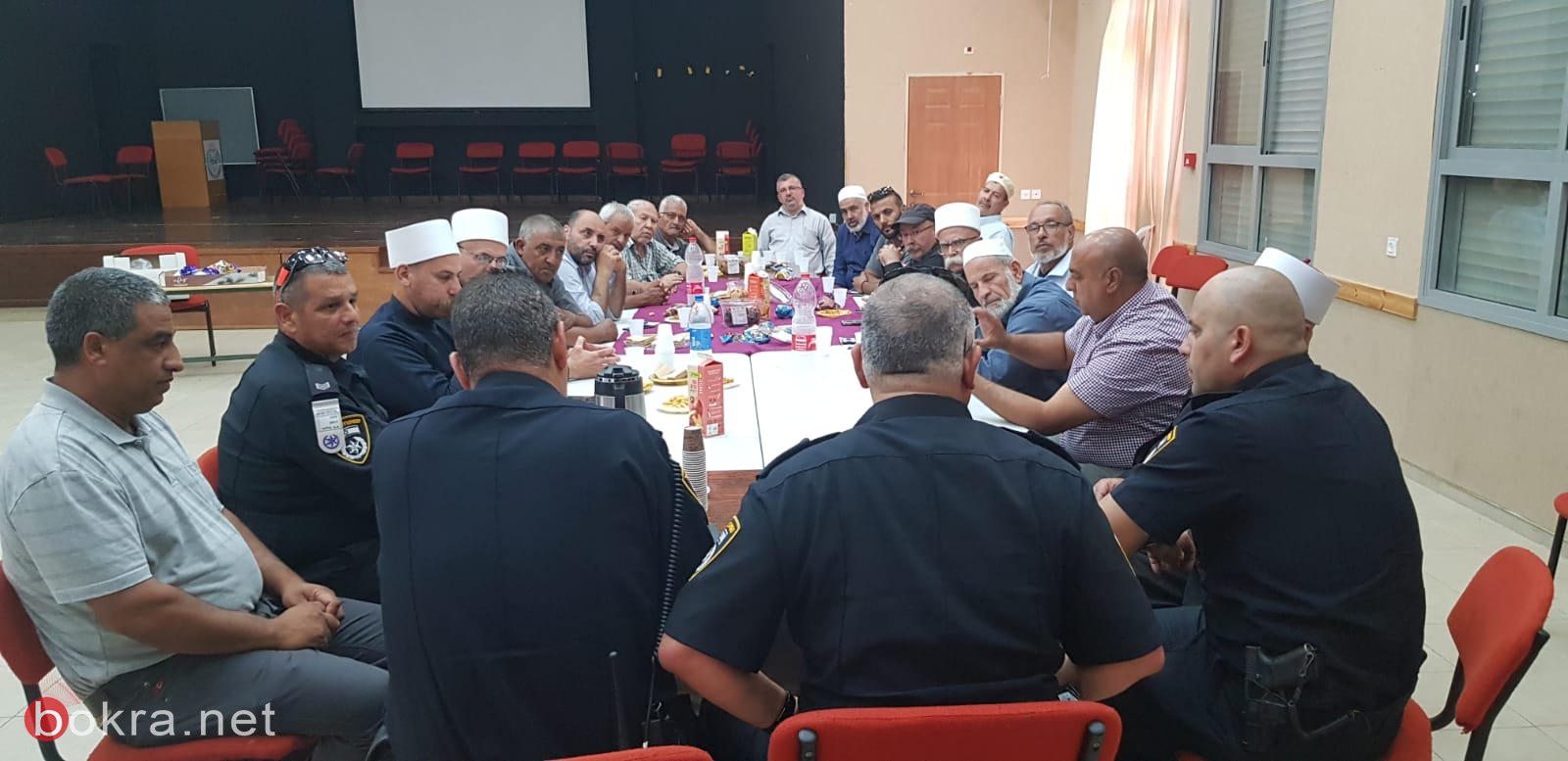 الشرطة تعقد لقاء حوار وعمل مع رجال دين قادة في منطقة طبريا-3