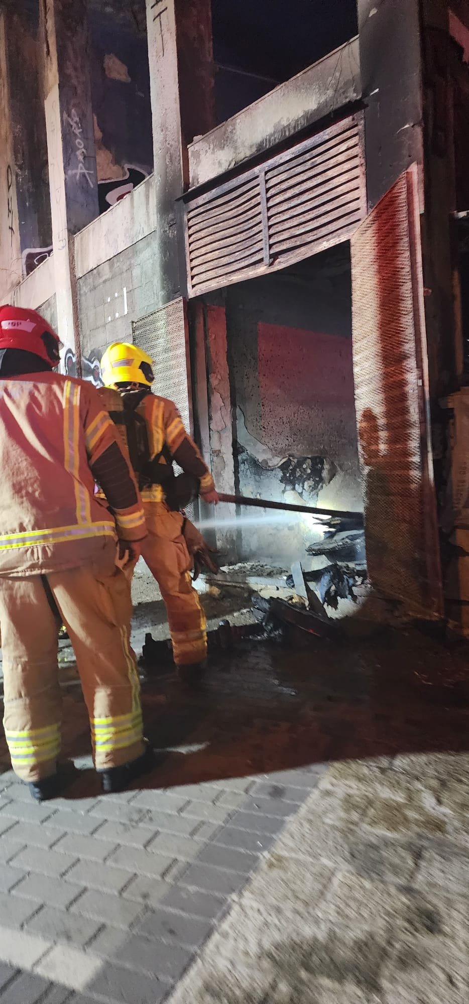 اصابة شخص اثر اندلاع حريق بمبنى مهجور في حيفا-0