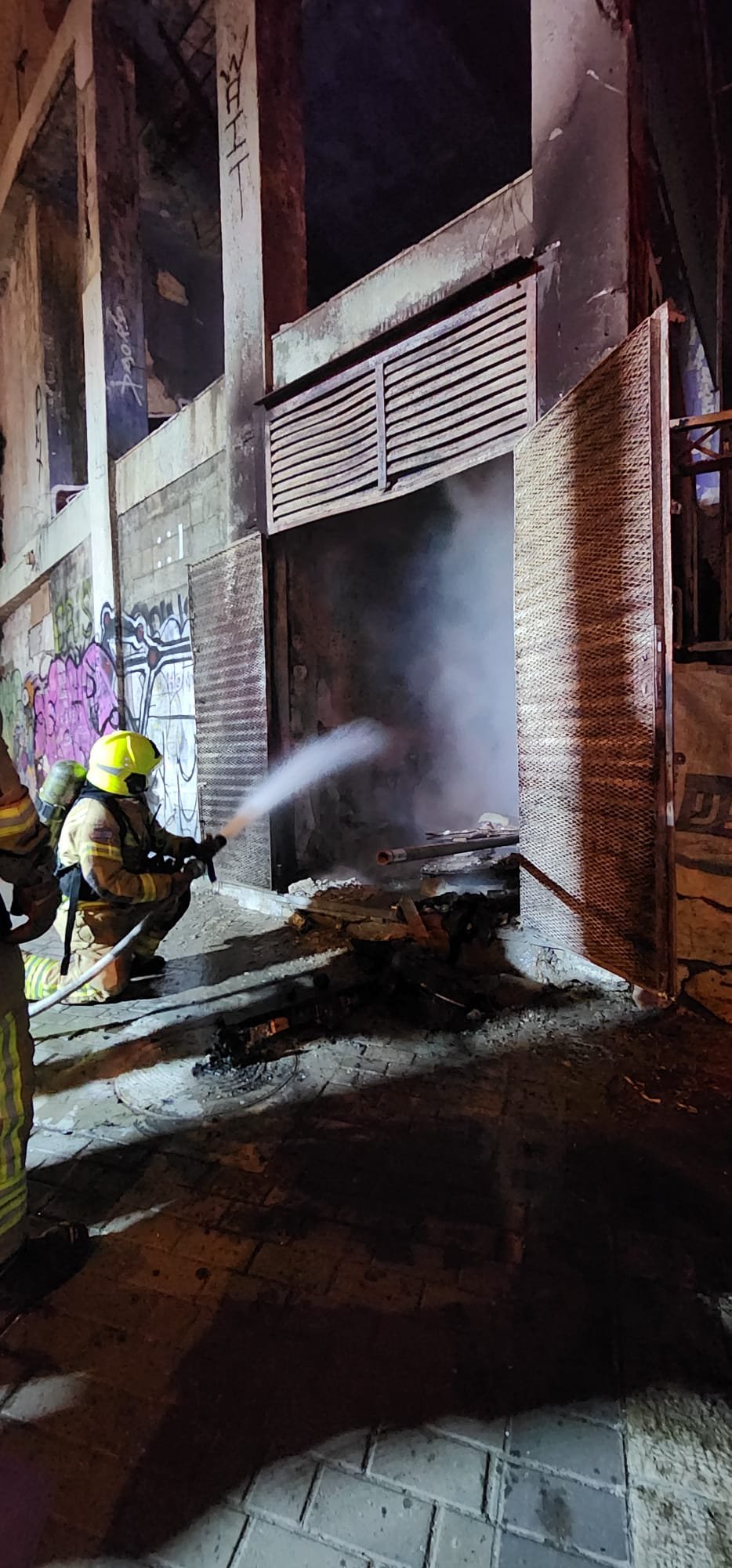 اصابة شخص اثر اندلاع حريق بمبنى مهجور في حيفا-1