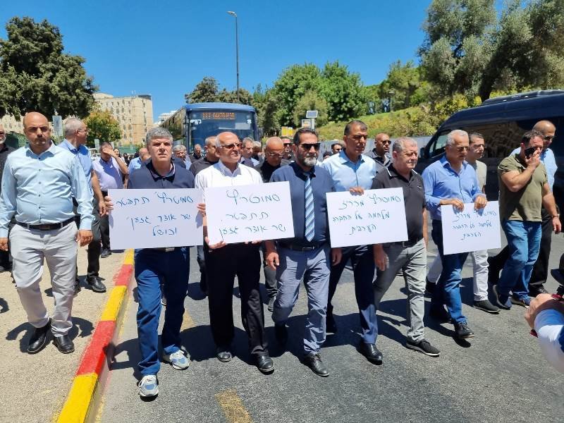 احتجاجًا على تجميد ميزانيات السلطات العربية - الرؤساء يتظاهرون ويعتصمون في القدس-1